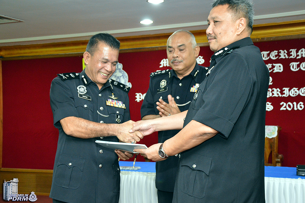 Sesi pertukaran dokumen serah terima tugas..