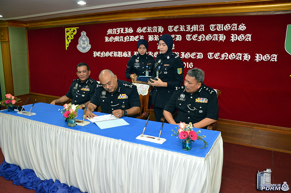 sesi tandatangan dokumen serah terima tugas