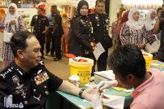 Dato' Muhammad Fuad Abu Zarim, Pengarah Jabatan KDNKA sedang membuat pemeriksaan darah copy