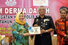 Timbalan Ketua Polis Negara Memberi Cenderahati kenagan kepada Dr. Noryati Abu Amin, Pengarah Pusat Darah Negara copy