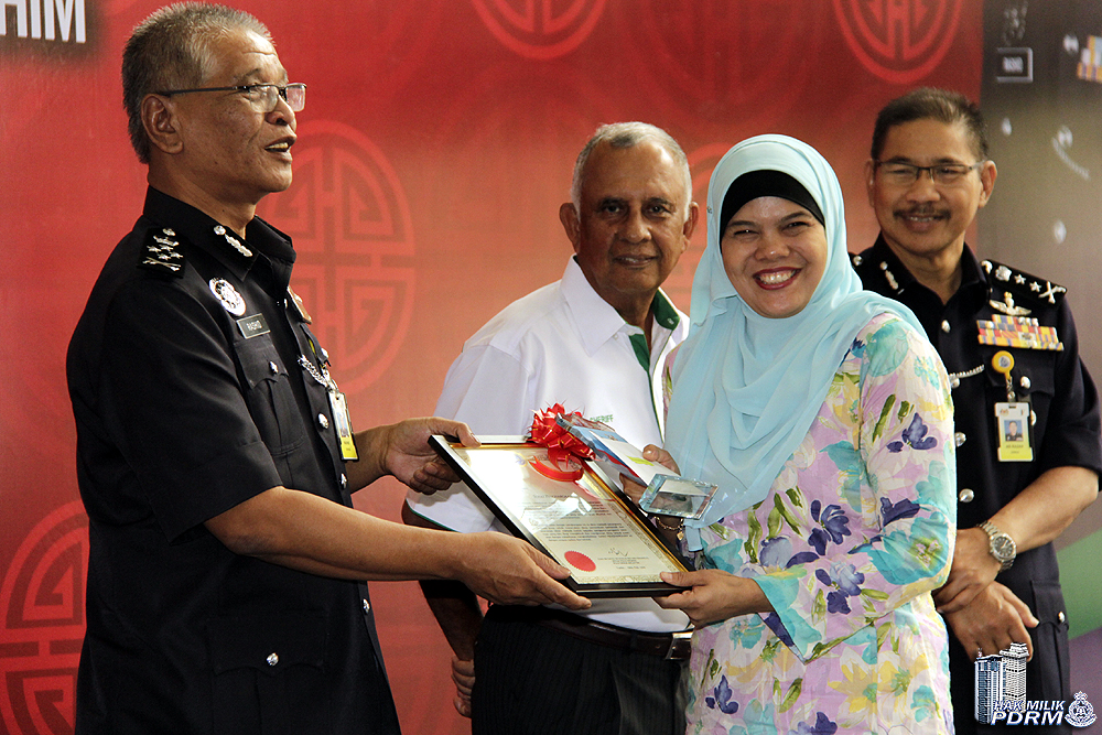 Antara penerima-penerima Sijil Penghargaan Pengguna Jalan Raya Berhemah Dalam Op Selamat 8/2016...