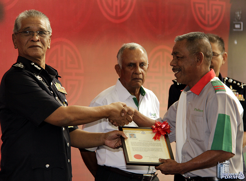 Antara penerima-penerima Sijil Penghargaan Pengguna Jalan Raya Berhemah Dalam Op Selamat 8/2016...