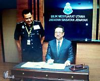Ketua Polis Hong Kong menandatangani buku lawatan ke JSJ