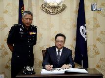ketua polis hong kong menandatangani buku lawatan ke JSJK