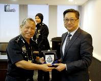 Penayampaian Cenderamata PDRM kepada Ketua Polis Hong KOng