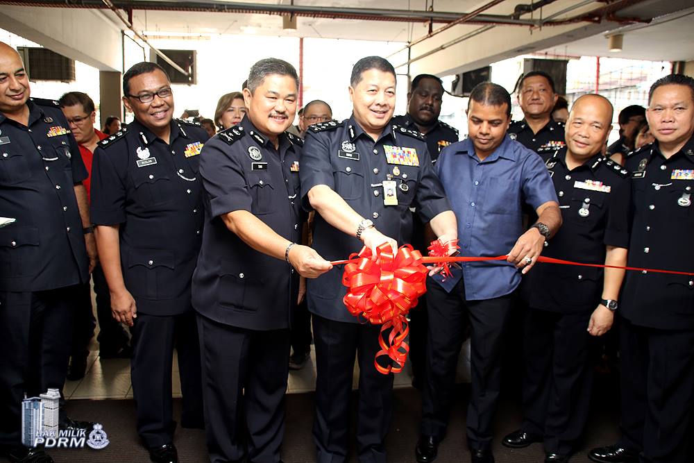 Pengarah Jabatan Siasatan Jenayah, Dato’ Sri Wan Ahmad Najmuddin Mohd merasmikan gerai pameran PDRM.