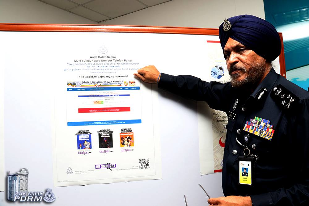 Dato’ Sri Amar Singh Ishar Singh menerangkan langkah-langkah semakan akaun bank melalui portal JSJK kepada pihak media. 28698887_1840960095914289_560934757700478996_o