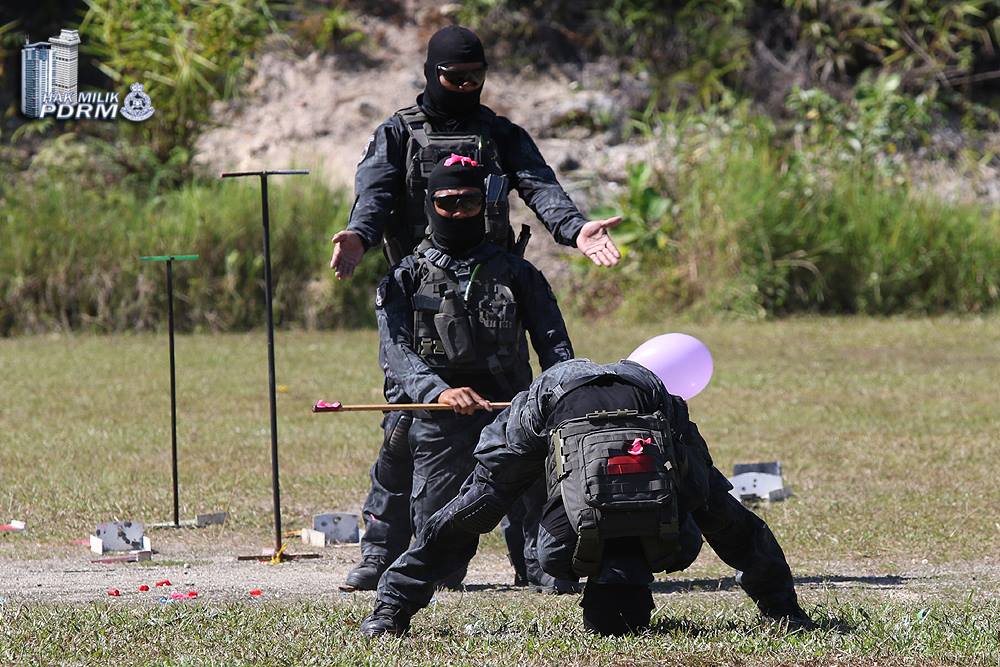 Antara aksi demonstrasi ketangkasan menembak Unit 69 Komando..