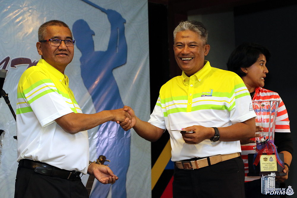 sesi penyampaian hadiah kepada para pemenang.. 59