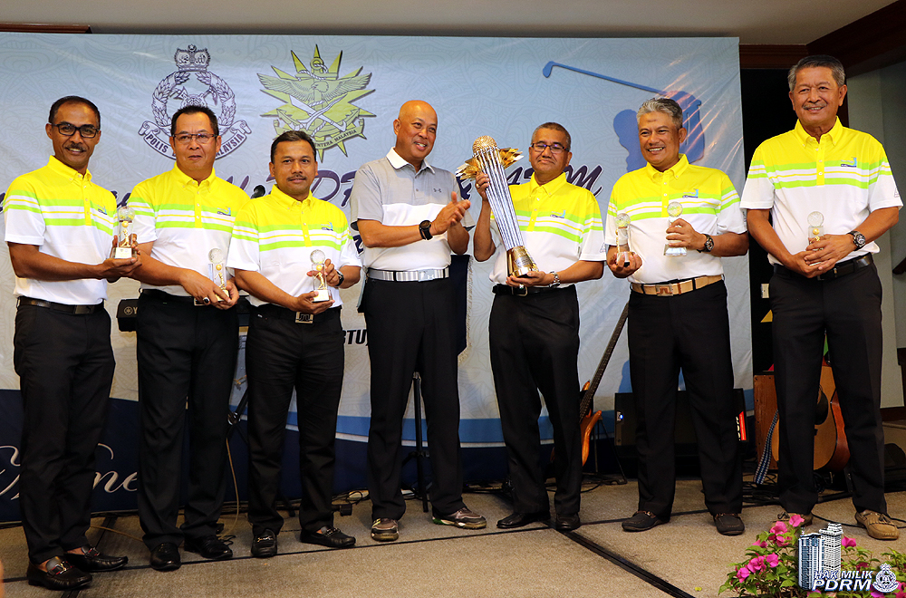 sesi penyampaian hadiah kepada para pemenang.. 60