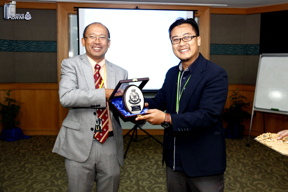 SAC Arjunaidi Bin Mohamed memberi cenderahati kepada Dr. Mohamad Isa Bin Amat, Pengarah Pusat Penyelidikan Dalam Penyalahgunaan Dadah ( ACREDA)